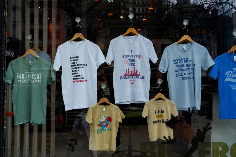 지난 5일(현지시간) 미국 북동부에서 지진이 발생한 후 뉴욕시에서 이것을 풍자한 티셔츠들이 판매되고 있다.로이터연합뉴스