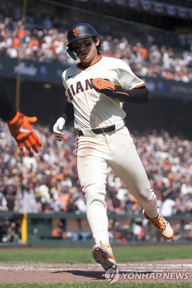 홈을 밟는 이정후 San Francisco Giants' Jung Hoo Lee scores against the San Diego Padres during the first inning of a baseball game in San Francisco, Friday, April 5, 2024. (AP Photo/Eric Risberg)