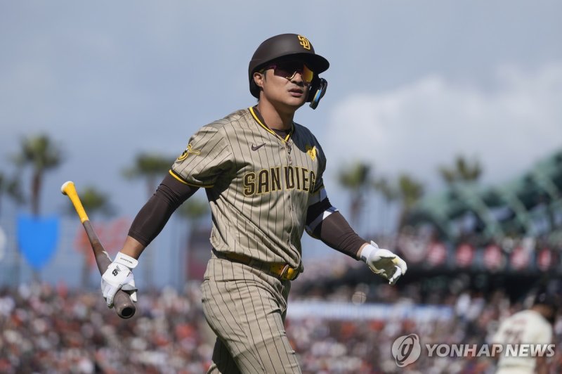 김하성, 9회 삼진 San Diego Padres' Ha-Seong Kim walks to the dugout after striking out against San Francisco Giants pitcher Camilo Doval during the ninth inning of a baseball game in San Francisco, Friday, April 5, 2024. (AP Photo/Eric Risberg)