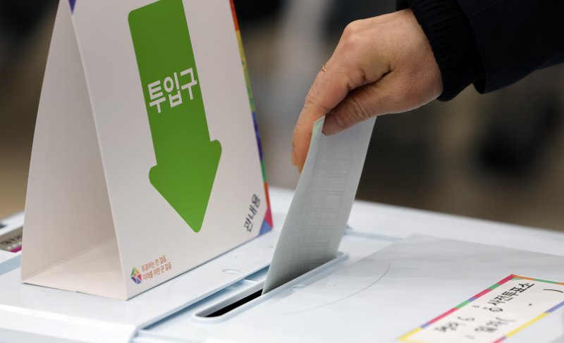 제22대 국회의원 선거 사전투표 첫날인 5일 대구 서구 평리6동 행정복지센터에 마련된 사전투표소에서 유권자가 투표를 하고 있다. 사진=뉴시스