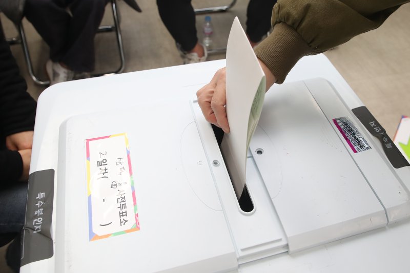 22대 총선 사전투표 둘째 날인 6일 오전 대구 중구 삼덕동 행정복지센터에 마련된 투표소에서 유권자들이 투표하고 있다. 사진=뉴스1