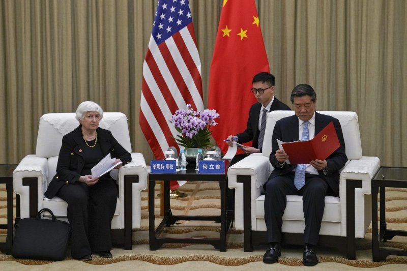 중국을 방문중인 재닛 옐런 미 재무장관이 6일 허리펑 중국 부총리와 이틀째 광둥성 광저우 주다오 국빈관에서 회담에 앞서 환담을 나누고 있다. EPA 연합뉴스