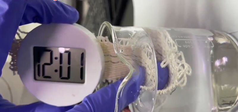 KIST 연구진이 개발한 섬유형 전극 소재를 시계줄형 슈퍼 커패시터로 만든 뒤 물에 담가놔도 전자시계가 정상적으로 작동했다. KIST 제공