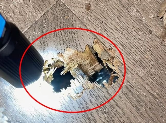 지난달 8일 미국 플로리다주에 거주하는 알레한드로 오테로의 집 바닥이 우주정거장에서 버려진 금속 조각에 맞아 구멍이 나 있다. 데일리메일 캡처