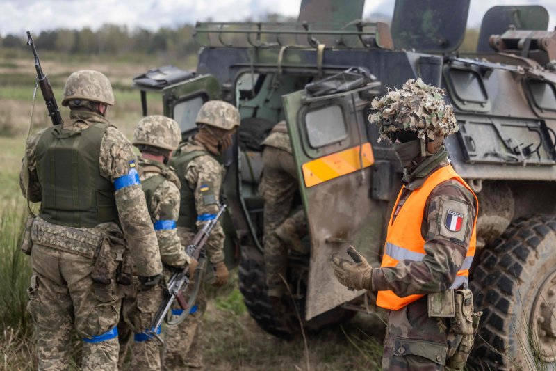 지난달 4일 폴란드 모처의 훈련장에서 프랑스군 병사(오른쪽)가 우크라이나군 병사들에게 훈련 내용을 설명하고 있다.AFP연합뉴스