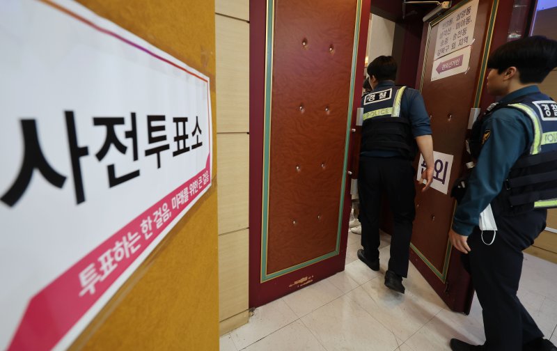 [서울=뉴시스] 홍효식 기자 = 제22대 국회의원 선거 사전투표가 끝난 6일 서울 강북구 강북구청에 마련된 수유3동 사전투표소에서 경찰관들이 사전투표함 이송 과정을 동행하기 위해 투입되고 있다. 2024.04.06. yesphoto@newsis.com