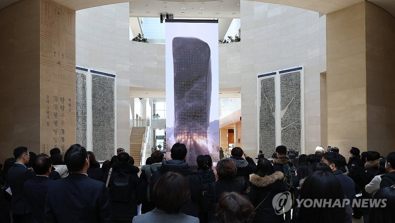 디지털로 되살아난 광개토왕비 디지털로 되살아난 광개토왕비 (서울=연합뉴스) 이지은 기자 = 24일 서울 용산구 국립중앙박물관 상설전시관 '역사의 길'에 디지털로 재현한 광개토대왕릉비가 전시돼 있다. 박물관에서 새롭게 태어난 비석은 중국 지안(集安)에 있는 유물 모습 그대로로 높이 7.5ｍ(받침대 포함 시 8ｍ), 너비 2.6ｍ 크기의 발광다이오드(LED) 기둥에는 사진과 영상 자료를 토대로 구현한 비석 모습을 각 면에서 볼 수 있다. 2024.1.24 jieunlee@yna.co.kr (끝)