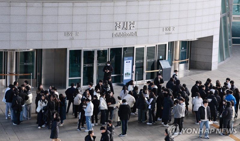 국립중앙박물관 관람객 모습 연간 관람객 400만 돌파 앞둔 국립중앙박물관 (서울=연합뉴스) 홍해인 기자 = 13일 오전 서울 용산구 국립중앙박물관 입구에서 관람객들이 입장을 기다리고 있다. 국립중앙박물관은 이날 오전 연간 입장 관람객 400만명을 돌파할 것으로 내다봤다. 2023.12.13 hihong@yna.co.kr (끝)