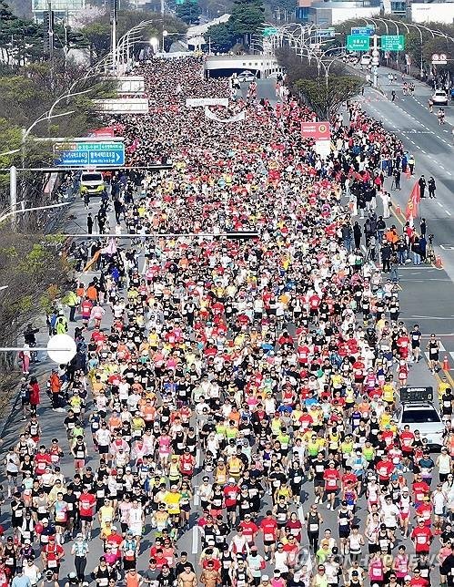 지난 4월 7일 대구 수성구 대구스타디움에서 열린 '2024 대구마라톤'에서 참가자들이 힘차게 출발하고 있다. 연합뉴스