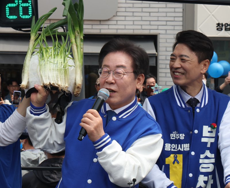 이재명 더불어민주당 대표가 6일 경기 용인 수지구 펑덕천사거리 일대에서 열린 부승찬 용인시병 후보 지지유세에서 대파 헬멧을 들고 있다./뉴스1 ⓒ News1 송원영 기자 /사진=뉴스1