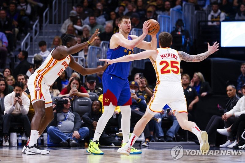 니콜라 요키치 Apr 6, 2024; Denver, Colorado, USA; Denver Nuggets center Nikola Jokic (15) is guarded by Atlanta Hawks center Clint Capela (15) and guard Garrison Mathews (25) in the second half at Ball Arena. Mandatory Credit: Michael Ciaglo-USA TODAY Sports