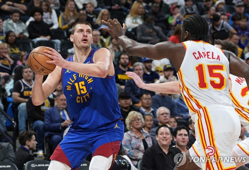 니콜라 요키치 Denver Nuggets center Nikola Jokic, left, goes up for a basket as Atlanta Hawks guard Garrison Mathews, back right, and center Clint Capela defend in the second half of an NBA basketball game Saturday, April 6, 2024, in Denver. (AP Photo/David Zalubowski)