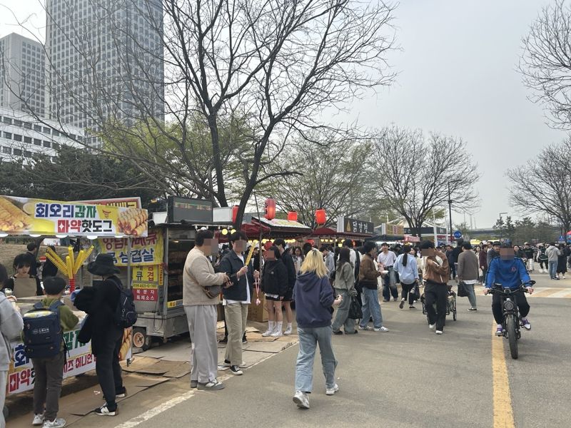 지난 6일 서울 여의도 한강공원 자전거도로에 노점상들이 영업을 하고 있다. 사진=강명연 기자