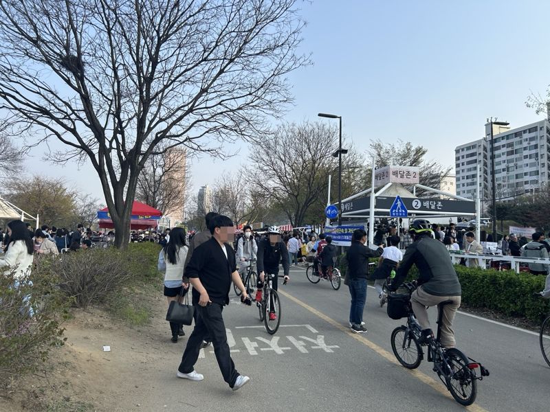 지난 6일 여의도한강공원 노점상에서 음식을 사려는 사람들과 자전거 타는 사람들이 뒤섞여 있다.<div id='ad_body3' class='mbad_bottom' ></div> 사진=강명연 기자