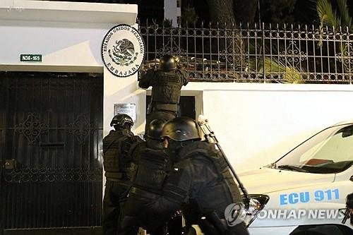 5일(현지시간) 에콰도르 수도 키토 주에콰도르 멕시코 대사관에 진입을 시도 중인 에콰도르 경찰. AFP연합뉴스
