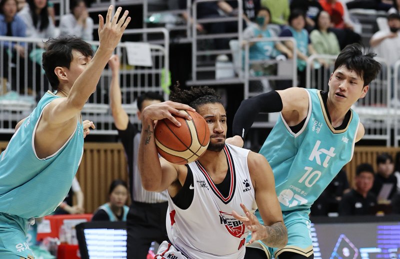 7일 오후 경기도 수원시 권선구 수원KT소닉붐아레나에서 열린 '2023-2024 정관장 프로농구' 6강 플레이오프 2차전 수원 KT와 울산 현대모비스의 경기에서 케베 알루마가 돌파를 시도하고 있다. 2024.4.7/뉴스1 ⓒ News1 이재명 기자