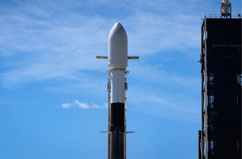 8일 오전(한국 시간) 군사정찰위성 2호기가 미국 민간 우주기업 스페이스X의 '팰컨9' 로켓에 탑재돼 미국 플로리다주 케네디스페이스센터 발사장에 기립 상태로 있는 모습. 사진=국방부 제공