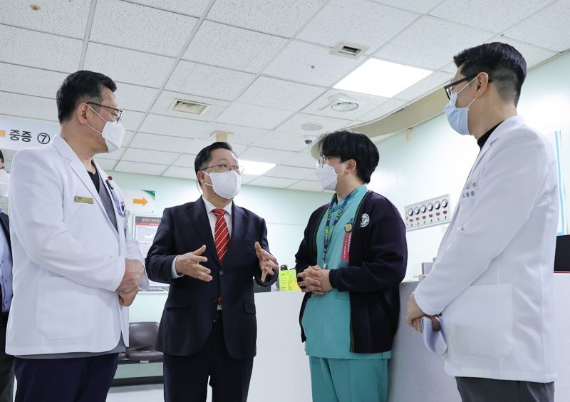 이장우 대전시장(왼쪽 두번째)이 지난달 21일 대전 서구 관저동 건양대병원을 찾아 중증·응급의료 유지를 위한 지원을 약속하고 있다.
