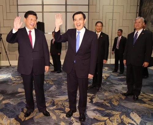 지난 2015년 싱가포르에서 첫 양안 정상회담을 실현한 마잉주 당시 대만 총통과 시진핑 중국 국가주석. 대만 연합보 홈페이지 캡처 연합뉴스