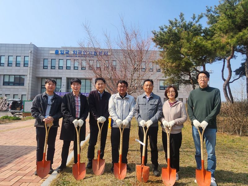 박한진 국립김천치유의숲 센터장(왼쪽 네번째 )이 지난 5일 인천 중구의 법무부 출입국외국인지원센터에서 열린 제79회 식목일 기념 나무심기 행사에서 류재석 출입국외국인지원센터장(왼쪽 세번째 ), 김영백 경북 김천시 산림경영팀장(왼쪽 다섯번째), 정석훈 한국교통안전공단ESG 경영처장 (왼쪽 두번째 )등과 기념촬영을 하고 있다 . 한국산림복지진흥원 국립김천치유의숲 제공