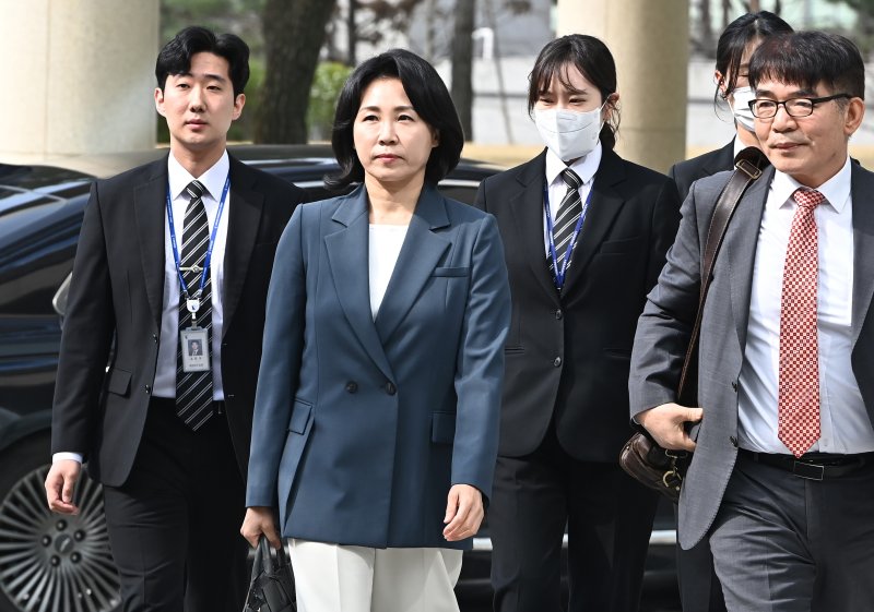 [수원=뉴시스] 김종택기자 = 공직선거법 위반 혐의로 기소된 이재명 더불어민주당 대표의 배우자인 김혜경씨가 8일 경기도 수원시 영통구 수원지방법원에서 열린 공판에 출석하고 있다. 2024.04.08. jtk@newsis.com