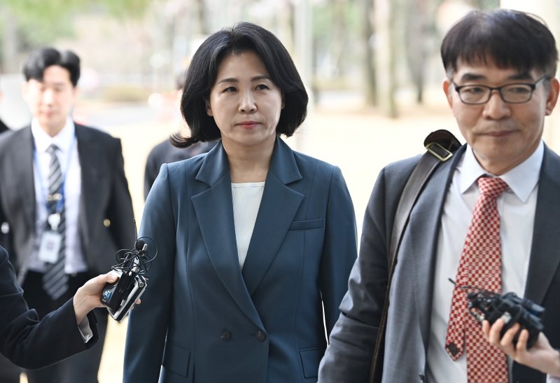 [수원=뉴시스] 김종택기자 = 공직선거법 위반 혐의로 기소된 이재명 더불어민주당 대표의 배우자인 김혜경씨가 8일 경기도 수원시 영통구 수원지방법원에서 열린 공판에 출석하고 있다. 2024.04.08. jtk@newsis.com