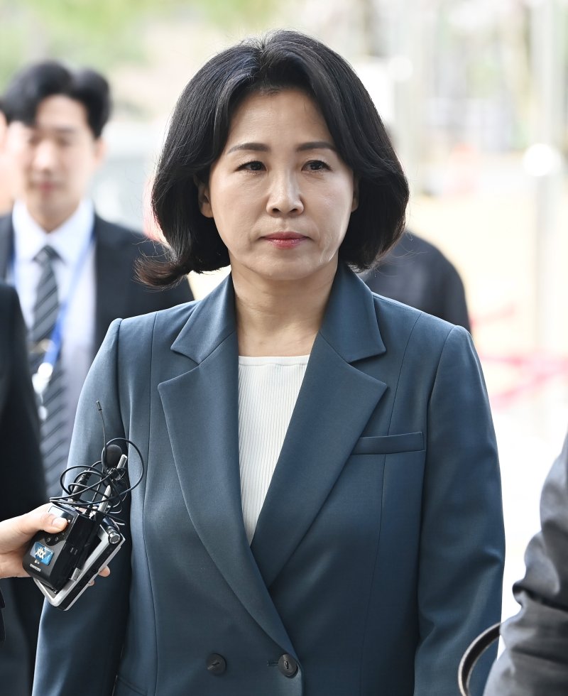 [수원=뉴시스] 김종택기자 = 공직선거법 위반 혐의로 기소된 이재명 더불어민주당 대표의 배우자인 김혜경씨가 8일 경기도 수원시 영통구 수원지방법원에서 열린 공판에 출석하고 있다. 2024.04.08. jtk@newsis.com