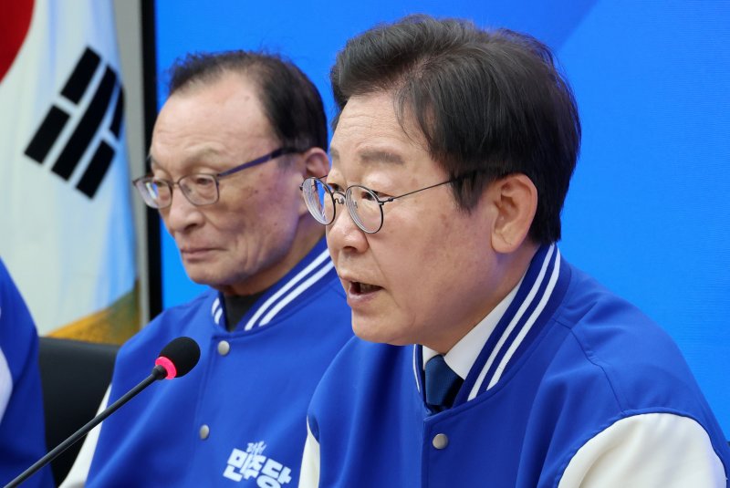 이재명 더불어민주당 대표(오른쪽)가 8일 오전 서울 여의도 중앙당사에서 열린 선거대책위원회의에서 발언하고 있다. 뉴시스