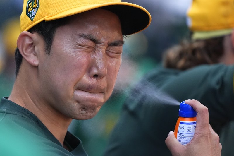 [메사=AP/뉴시스] 오클랜드 애슬레틱스의 박효준이 14일(현지시각) 미 애리조나주 메사의 슬로언 파크에서 열린 2024 메이저리그(MLB) 시범 경기 시카고 컵스와의 경기를 앞두고 햇볕 차단제를 뿌리고 있다. 박효준은 7회에 교체 출전해 안타를 기록했고 팀은 1-3으로 졌다. 2024.03.15.