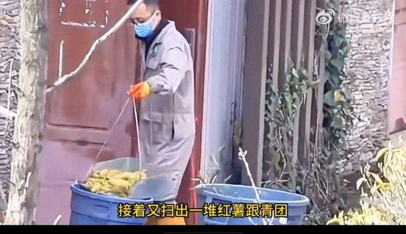 [서울=뉴시스]지난 3일 한국을 떠나 중국 쓰촨성 워룽선수핑기지에 도착한 자이언트 판다 푸바오가 격리 생활을 어렵게 적응 중인 것으로 알려졌다.푸바오의 대나무변을 치워줘는 새 사육사의 모습. <사진출처: 웨이보> 2024.04.08