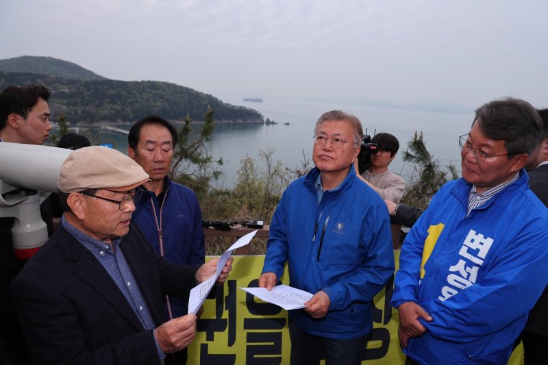 가덕도 신공항 부지 둘러보는 문재인 전 대통령 [손형주 기자 촬영. 재판매 및 DB금지]