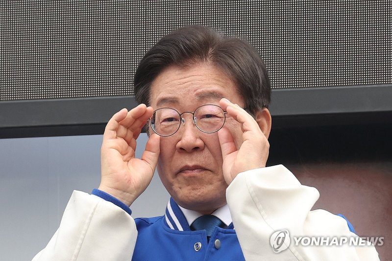안경 고쳐쓰는 이재명 대표. 연합뉴스