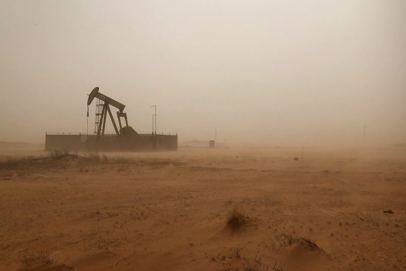 미국의 이른바 퍼미안분지 유전지대인 텍사스주 미들랜드에서 2018년 4월 13일(현지시간) 펌프잭이 모래폭풍 속에서도 석유를 끌어올리고 있다. 석유를 포함해 올해 상품가격이 다시 들썩이면서 경제에는 낙관이, 인플레이션(물가상승)에는 비관전망이 강화되고 있다. 로이터연합