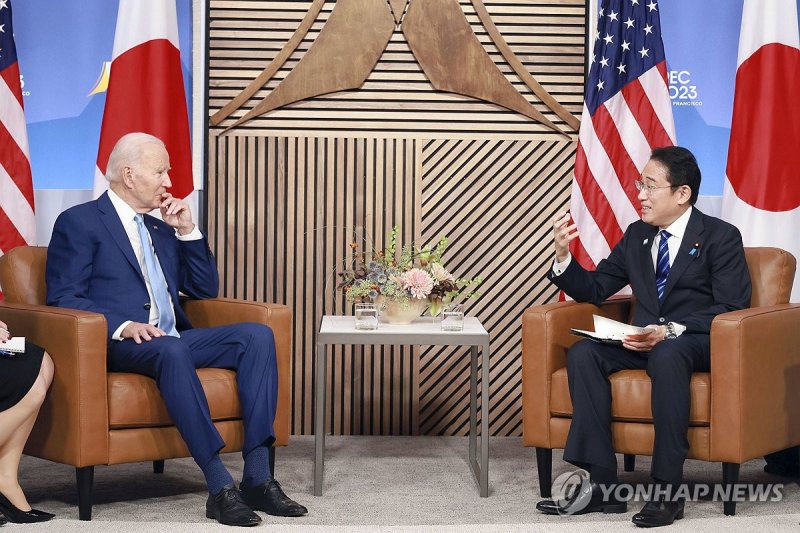 지난해 기시다 후미오 일본 총리(오른쪽)가 조 바이든 미국 대통령과 아시아태평양경제협력체(APEC) 정상회의가 열리고 있는 미국 샌프란시스코에서 미·일 정상회담을 하고 있다. 연합뉴스