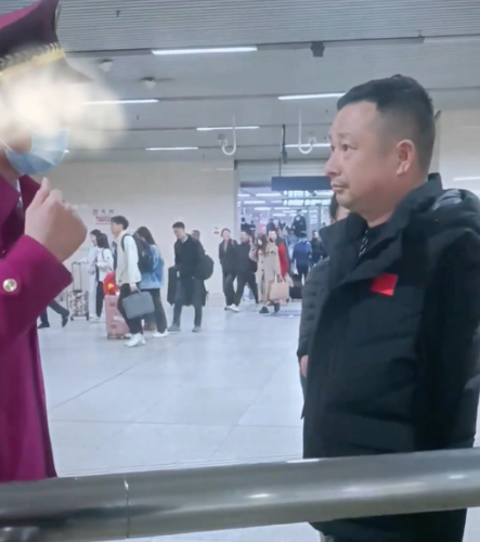 중국 기차역의 한 직원이 한쪽 팔이 없는 남성에게 장애인임을 증명해달라고 요청한 사실이 알려져 논란이 일었다. 사진=웨이보 캡처