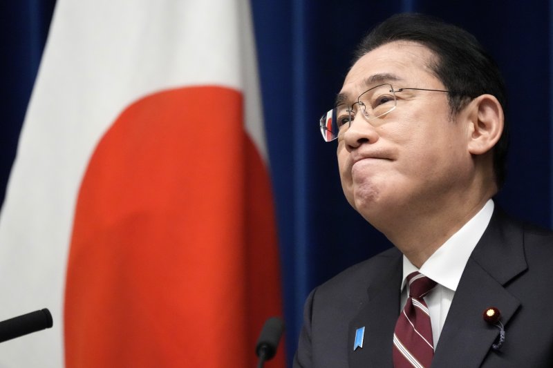 기시다 후미오 일본 총리가 지난달 28일 도쿄 총리관저에서 가진 기자회견에서 기자의 질문을 듣고 있다. 뉴시스