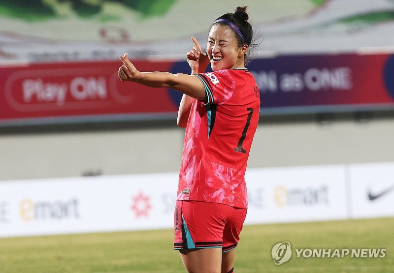 기뻐하는 최유리 기뻐하는 최유리 (이천=연합뉴스) 홍기원 기자 = 5일 경기도 이천종합운동장에서 열린 여자 축구 국가대표팀 평가전 대한민국과 필리핀의 경기. 골을 넣은 대한민국 최유리가 기뻐하고 있다. 2024.4.5 xanadu@yna.co.kr (끝)