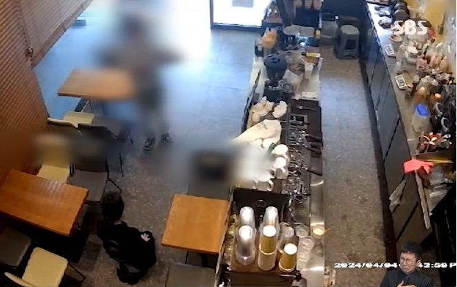 경기 시흥시의 한 카페에서 손님이 빨대가 배달에서 빠졌다며 점주를 무릎 꿇리는 일이 발생했다. 사진=SBS 8시 뉴스 캡쳐