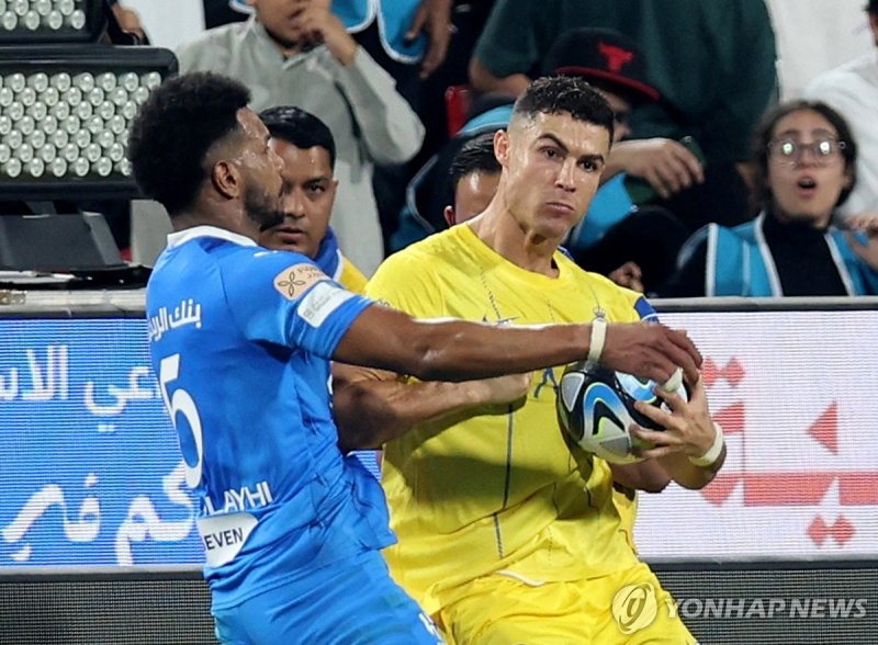 알힐랄 선수를 팔꿈치로 가격하는 크리스티아누 호날두 Soccer Football - Saudi Super Cup - Semi Final - Al Hilal v Al Nassr - Mohammed bin Zayed Stadium, Abu Dhabi, United Arab Emirates - April 9, 2024 Al Nassr's Cristiano Ronaldo clashes with Al Hilal's Ali Al Bulayhi before being shown a red card by referee Mohammed Al Hoa