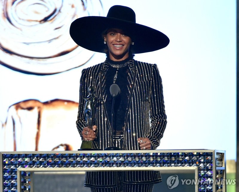2016년 뉴욕 CFDA 패션 어워즈 무대에 오른 비욘세 (FILES) NEW YORK, NY - JUNE 06: Beyonce accepts The CDFA Fashion Icon Award onstage at the 2016 CFDA Fashion Awards at the Hammerstein Ballroom on June 6, 2016 in New York City. Beyonce has been a showbiz fixture for nearly three decades, but for all the caps she's wo