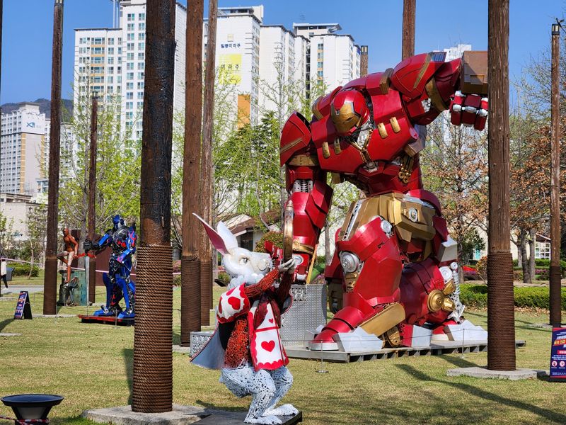 부산시민공원 기억의 기둥에 설치된 재활용품으로 만든 거대 로봇 작품. 부산시설공단 제공
