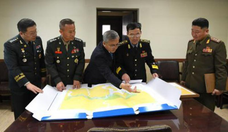 한국군이 제공한 한강하구 해저지도를 살펴보는 남북 군 관계자들. 사진=국방부 제공