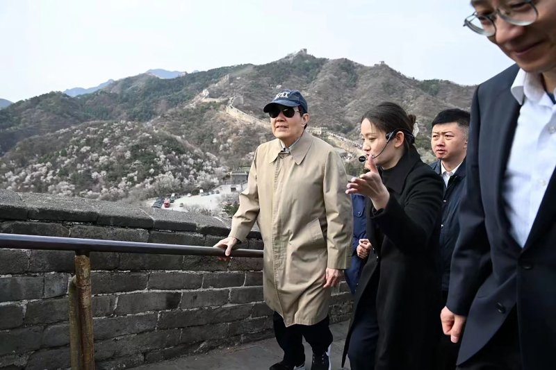 마잉주 전 대만 총통이 9일 베이징에서 가까운 바다링 만리장성에 대만 청년들을 이끌고 오르고 있다. AFP 연합뉴스