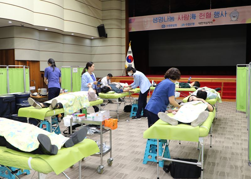 Sh수협은행(은행장 강신숙)은 지난 8일, 서울 송파구 수협은행 본사에서 혈액수급 위기 극복을 위한 ‘생명나눔 사랑海 헌혈’ 행사를 개최했다.
