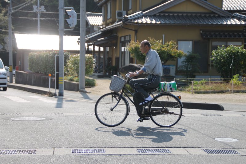일본 돗토리 현의 한 시민이 자전거 짐받이에 물건을 매달고 지나가고 있다. (사진은 기사 내용과 무관함) ⓒ News1