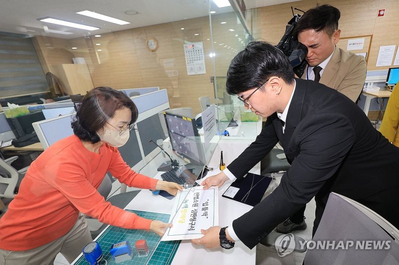 헌법소원 심판청구서 제출하는 신민기 대변인 헌법소원 심판청구서 제출하는 신민기 대변인 (서울=연합뉴스) 신현우 기자 = 녹색정의당 신민기 대전시당 대변인이 9일 오전 서울 종로구 헌법재판소에 한국과학기술원(KAIST) 학위 수여식에서 대통령경호처 요원에게 강제로 퇴장당한 것과 관련해 헌법소원 심판청구서를 제출하고 있다. 지난 2월 16일 카이스트 졸업생 신분으로 학위 수여식에 참석한 신 대변인은 축사를 하는 윤석열 대통령을 향해 R&D예산 삭감에 항의했고, 이 과정에서 대통령경호처 요원에 의해 강제로 끌려 나갔다. 2024.4.9 