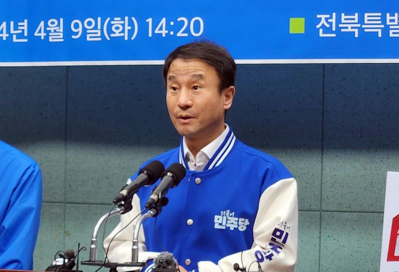 한병도 더불어민주당 전북도당위원장이 9일 전북도의회에서 기자회견을 열고 지지를 호소했다. 사진=강인 기자