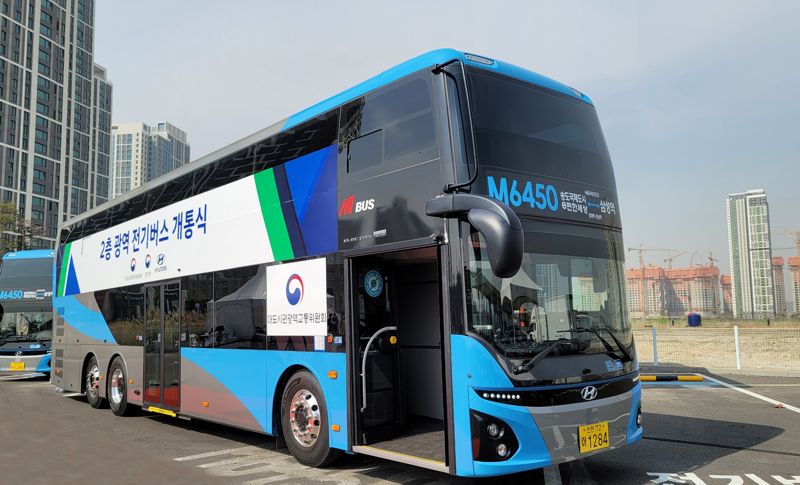 인천시는 오는 7월부터 광역버스 준공영제를 실시한다. 사진은 인천 송도국제도시에서 서울 삼성역 구간을 운행하는 M6450 버스. 인천시 제공.