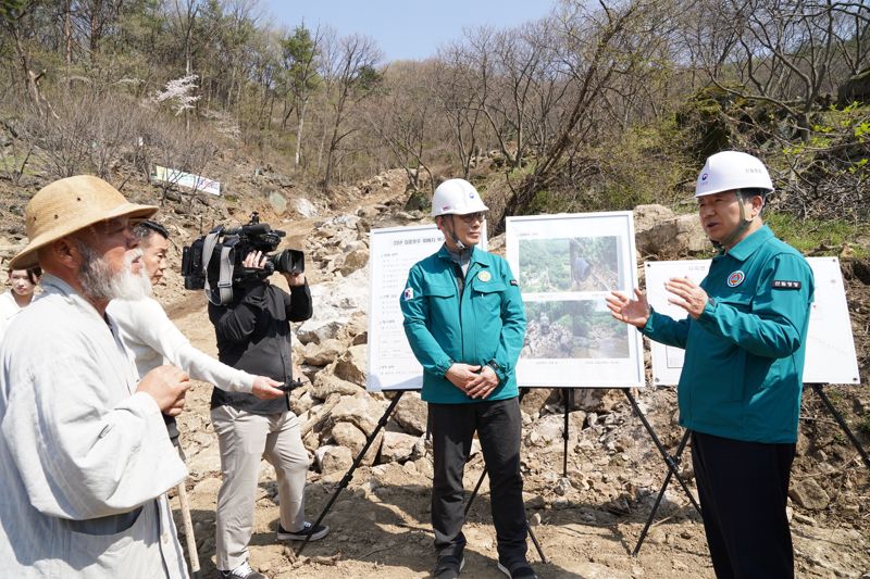 남성현 산림청장, 공주시 사곡면 산사태 피해 복구지 점검