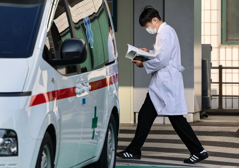 전공의들이 의대 증원에 반발해 집단 사직에 나선지 50일째인 9일 서울 시내 한 대학병원에서 의료진이 발걸음을 옮기고 있다. 뉴스1